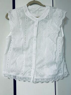 Women's White Eyelet Lace Button-Front Top - Sleeveless - Brand new!